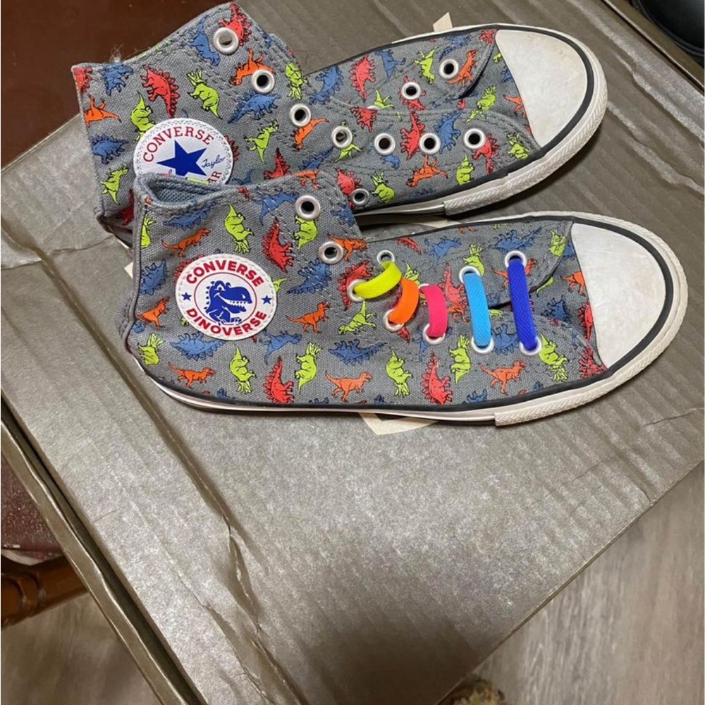 Dino kids converse